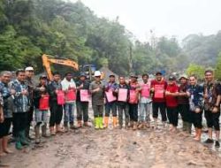 Bupati Humbahas Sampaikan SK P3K kepada 9 Operator Alat Berat Bertugas Tangani Bencana Banjir dan Longsor.