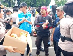Polwan Bagikan Konsumsi, Polri Kawal Aksi Buruh KSPI di Gambir