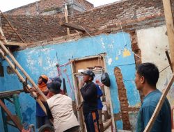 Warga Parabon RW 03 Desa Godog Gotong Royong Bangun Rumah Pa Udin yang Roboh Dimakan Usia