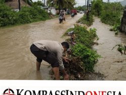 Wujud Kepedulian Polri, Polsek Praya Barat Bantu Warga Hadapi Banjir