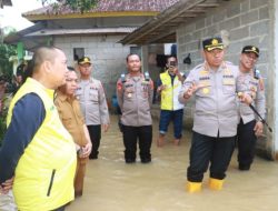 Kapolresta Tangerang Tinjau Banjir di Margasari Tigaraksa, Distribusikan Bantuan