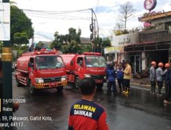 5 Mobil Damkar Dikerahkan Untuk Padamkan Api di Toko Oleh-oleh Jl Pramuka Garut