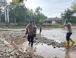 Aksi Humanis Batalyon C Pelopor, Bantu Anak Sekolah Menyeberang Sungai Di Desa Molalahu