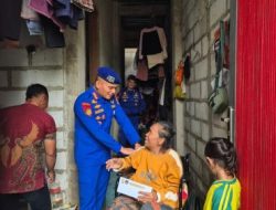 Kepedulian Ditpolairud Polda Metro Jaya: Bantuan Kursi Roda dan Tali Asih untuk Warga Pesisir Jakarta Utara