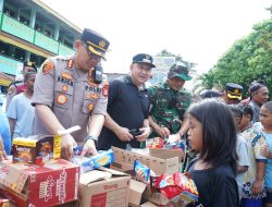 Polres Metro Jakarta Utara bersama Forkopimko Jakarta Utara Kunjungi Pengungsi Banjir di SDN 04 Tanjung Priok