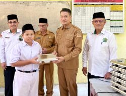Wabup Aceh Timur Tinjau Langsung Distribusi MBG Di Rumah Sekolah MIN 24 Gampong Baro