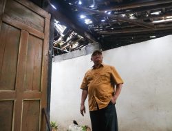 Tinjau Rumah Warga yang Rusak Akibat Hujan dan Angin Kencang, Bupati Sleman Perintahkan OPD Terkait Segera Memberi Bantuan