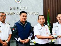 Bupati Humbahas Terima Bantuan Korban Bencana Dari Pemkab Toba