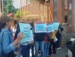 Puluhan Wali Murid Gerudug SDN 4 Krandegan Lakukan Aksi Protes Akibat Terdapat Lalat Pada Makanan Siap Saji