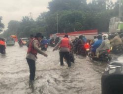 Polri Sigap Bantu Warga, Banjir Genangi Jalan DI Pandjaitan Jaktim hingga 40 Cm