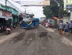 Aksi Protes Warga: Tanam Pohon Pisang di Jalan Rusak, Pemdes Kayu Agung Harus Bertanggung Jawab”
