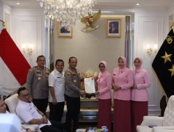 BPN Jakarta Utara Serahkan Sertifikat Tanah SD Bhayangkari Rorotan kepada Kapolda Metro Jaya
