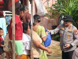 Kapolda Metro Jaya Berikan Bantuan Sembako ke Warga Bekasi Pascabanjir