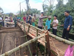 Fast Respond Polsek Mandalawangi Tangani Ambruknya Jembatan Penghubung Warga