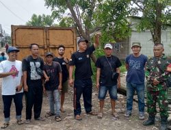 Petugas DLHK dan Kecamatan Rajeg Bersihkan Sampah di Wilayah Kampung Periuk