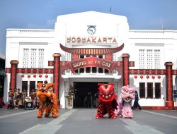 Meriahkan Imlek 2026, KAI Daop 6 Yogyakarta Bagikan Jeruk Mandarin di Stasiun dan Didalam Kereta Api