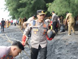 Sinergi Jaga Lingkungan, Polresta Banyuwangi Turun Langsung Bersihkan Grand Watu Dodol