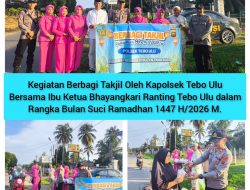 Polsek Tebo Ulu, Kabupaten Tebo, bersama Bhayangkari Bagikan Takjil Kepada Para Warga Yang Melintas