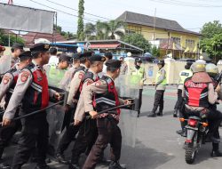Anggota Pasukan Dalmas Polres Lahat Melaksanakan Latihan Rutin Dalam Menghadapi Gangguan Keamanan Dan Ketertiban Masyarakat.