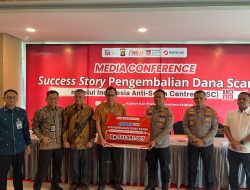 Kapolres Lahat menerima penghargaan dari Otoritas Jasa Keuangan (OJK) dan Bank Central Asia.