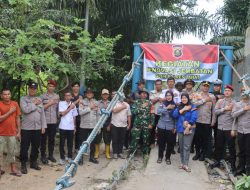 Polres Lahat bersama masyarakat menunjukkan semangat gotong royong dalam perbaikan jembatan