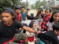 Banjir 2 Meter Rendam Permukiman di Pela Mampang, Brimob Polda Metro Jaya Evakuasi Warga