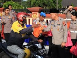 Bagikan Ratusan Takjil polda Banten kepada masyarakat
