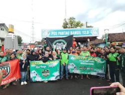 Satlantas Polres Pasuruan dan Ojol Ngabuburit Bareng, Bagikan Takjil di Simpang Pegadaian Bangil