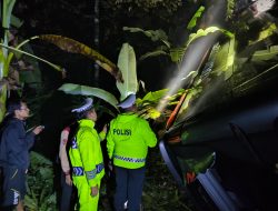 Respon Cepat Polisi Dengan Adanya Laporan Masyarakat Melalui Telpon 110 Penumpang Bus Po.Anugrah Masuk Jurang Selamat.