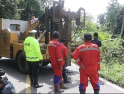 Kapolres Lahat memimpin langsung proses evakuasi korban kecelakaan lalu linta di wilayah hukum Kabupaten Lahat.
