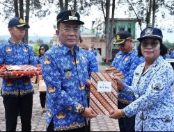 Wabup Samosir Serahkan SK Pensiun 40 PNS, Tekankan Pengabdian dan Kekompakan ASN.