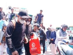 Hari ke-3 Lebaran, Pelabuhan Simanindo Padat, Kapal Kayu Angkut Ratusan Penumpang dan Sepeda Motor.
