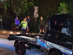 Bawa 3 Orang Penumpang, Mobil Carry Pick Up Tabrak Pembatas Jalan