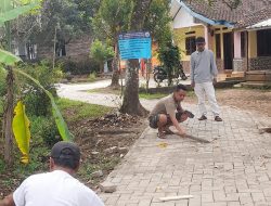 Sigap Kepala Desa Sindang sari beserta Ketua TPK perbaiki paving block yang Tidak Rapi
