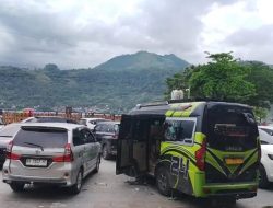 Di Balik Ramainya Kunjungan Wisata di Samosir, Parkir Semrawut Waterfront City Dan Pembatas Jalan Demi Keselamatan Jadi Sorotan Wisatawan.