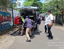 Kasi Ekbang Kelurahan Angke Fahmi Alkadri,S.H Peduli Warga Yang Sakit Untuk Di Rujuk Ke RSUD
