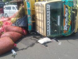 Truk Muatan Cabai Rawit Terguling di Tol Kanci–Palimanan, Sopir Alami Luka Serius