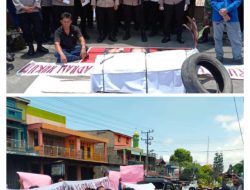 Sejumlah elemen masyarakat menggelar aksi demonstrasi di Mapolres Dairi