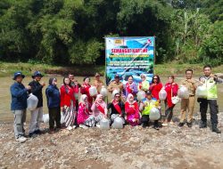 Semangat Hari Kartini, Bunda Milenial Bersama Pihak Terkait Laksanakan Restocking Tebar 5.000 Benih Ikan di Sungai Kalisapi