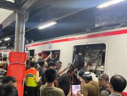 TABRAKAN MAUT DI BEKASI TIMUR KRL Dihantam KA Argo Bromo Anggrek dari Belakang, Penumpang Panik Berhamburan