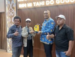 DPC Akpersi Kabupaten Toba Serahkan Plakat Cinderamata kepada Bupati sebagai Bentuk Apresiasi.