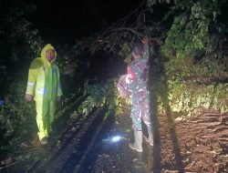 Ases jJalan Lahat Tanjung Sakti Manna Tertutup Akibat Longsor Polres Lahat Monotoring Intensif Di Tanjung Sakti.