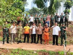 Hijaukan Wilayah, Koramil 07 KB Gelar Penanaman Serentak di Kembangan Utara