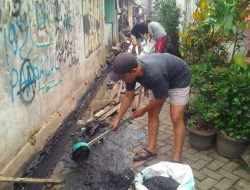 Karang Taruna Prabu RW 08 dan Warga Kompak Gelar Kerja Bakti di Perumnas 4 Cibodas