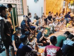 Antisipasi Keributan Suporter, Anggota Brimob Polda Jabar Ngopi Bareng Warga Di Nobar Cirebon
