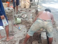 Trotoar Jalan KS. Tubun Karawaci Dibongkar, Pejalan Kaki Kesulitan Melintas