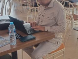 Semangat Mahasiswa Hukum: Matrobin Fokus Belajar di Maal Puri Indah Jakarta Barat