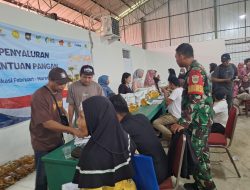 Kawal Penyaluran Bansos, Babinsa dan Bhabinkamtibmas Desa Lumpang Pastikan Kondusif
