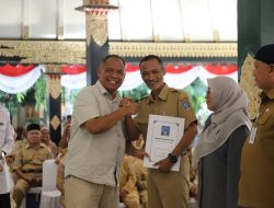 Serahkan SK Pensiun, Bupati Harda Kiswaya Calon Purna Tugas Dapat Meneladani Falsafah Urip Iku Urup