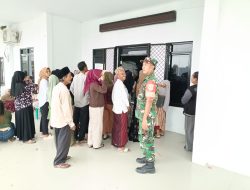 Pastikan Tepat Sasaran, Kopda M Adriyanto Babinsa Desa Taban Monitoring Pembagian Beras di Kantor Desa